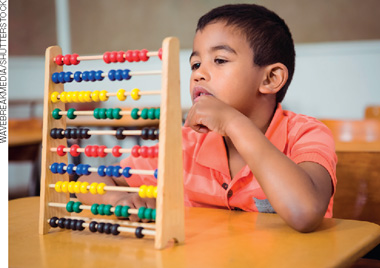 IMAGEM: um menino aprende a contar usando um ábaco, com peças coloridas penduradas em fileiras. abaixo da imagem, há espaços para serem preenchidos com uma palavra de 6 letras, com as letras c, espaço, n, t, espaço, r. FIM DA IMAGEM.