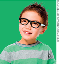 IMAGEM: um menino branco com cabelo curto e óculos. FIM DA IMAGEM.