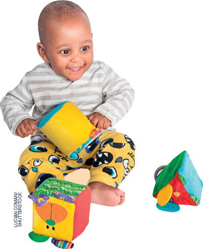 IMAGEM: um bebê está sentado no chão com brinquedos coloridos. FIM DA IMAGEM.