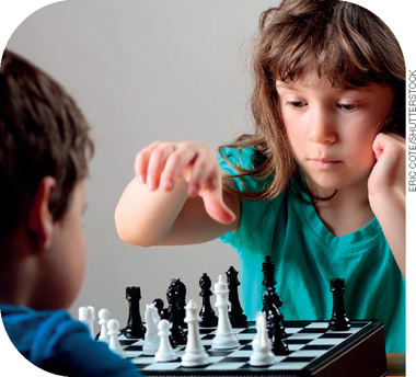 IMAGEM: um menino e uma menina jogam xadrez. FIM DA IMAGEM.