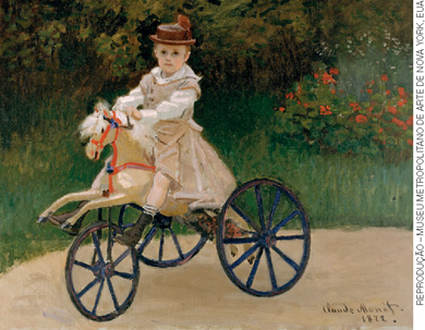 IMAGEM: uma pintura antiga mostra uma menina de vestido e chapéu andando em um triciclo com a figura de um cavalinho para montar. FIM DA IMAGEM.