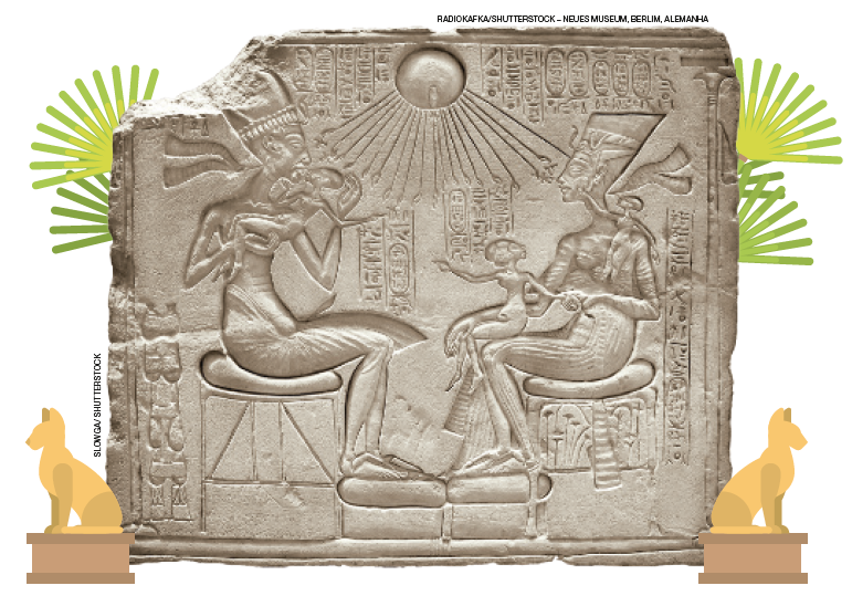 IMAGEM: relevo feito em pedra mostra uma família egípcia de cinco pessoas. a mãe e o pai estão sentados de frente um para o outro, e estão com seus filhos no colo. o pai está com uma criança nos braços. a mãe carrega uma criança no ombro e a outra no colo. FIM DA IMAGEM.