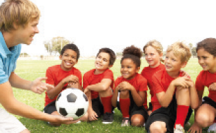 IMAGEM: Crianças com uniformes de futebol estão sentadas em um gramado sorrindo para um treinador que está segurando uma bola de futebol.
Professor:
A imagem está ligada à bola. FIM DA IMAGEM.