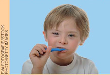 IMAGEM: um garoto escova os dentes. FIM DA IMAGEM.