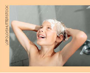 IMAGEM: um garoto lava o cabelo debaixo do chuveiro. FIM DA IMAGEM.