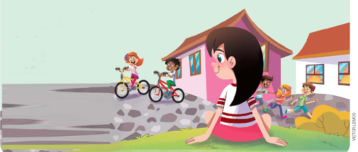 IMAGEM: menina observa o movimento da rua não asfaltada, com chão de pedra e gramado. duas crianças andam de bicicleta e três correm. há duas casas. FIM DA IMAGEM.