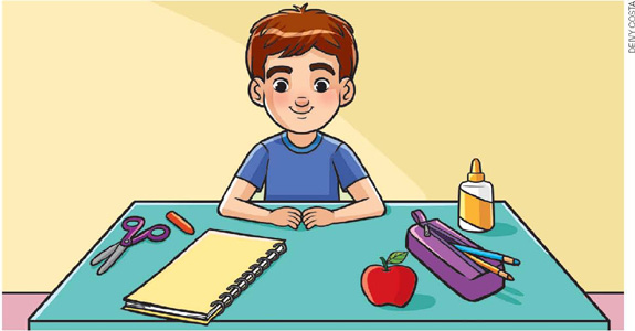 IMAGEM: garoto sentado atrás de uma mesa. sobre a mesa há objetos. do lado esquerdo do aluno, estão: um tubo de cola, um estojo e uma maçã. do lado direito, uma tesoura, um giz de cera e um caderno. FIM DA IMAGEM.