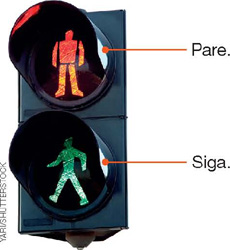 IMAGEM: semáforo de pedestres com duas luzes acesas. a primeira é vermelha e apresenta a figura de um homem parado, que indica pare. a segunda é verde e apresenta a figura de um homem andando, que indica siga. FIM DA IMAGEM.