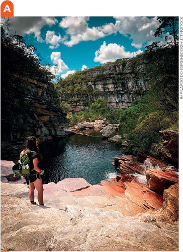IMAGEM: foto a. mulher em pé sobre pedras, observando um rio que flui entre grandes paredões rochosos. FIM DA IMAGEM.