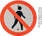 IMAGEM: uma placa com uma faixa que atravessa por cima o símbolo de uma pessoa andando. FIM DA IMAGEM.