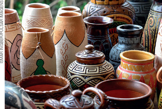 IMAGEM: vasos de argila, de diferentes tamanhos e formas, decorados. FIM DA IMAGEM.