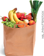 IMAGEM: uma sacola com frutas e legumes. FIM DA IMAGEM.