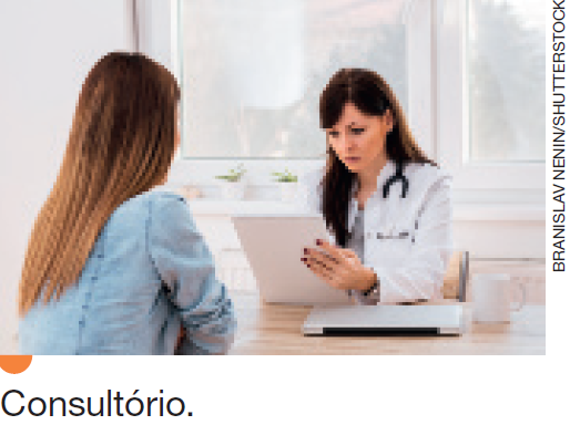 IMAGEM: em uma sala, uma mulher conversa com a médica. FIM DA IMAGEM.