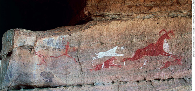 IMAGEM: pintados em uma rocha, desenhos de figuras humanas perseguindo animais. FIM DA IMAGEM.