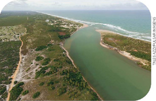 IMAGEM: fotografia aérea do rio itapicuru encontrando-se com o mar. FIM DA IMAGEM.