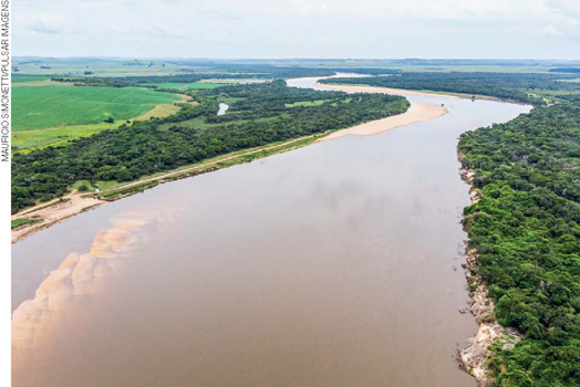 IMAGEM: fotografia aérea de um rio sinuoso, situado em uma área de planície. FIM DA IMAGEM.