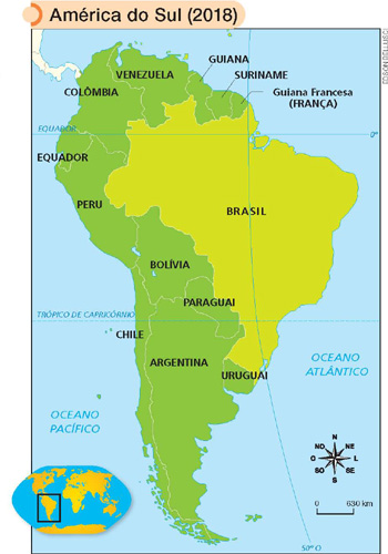 IMAGEM: um mapa de 2018 mostra a américa do sul, banhada pelos oceanos pacífico, à esquerda, e atlântico, à direita. o brasil faz divisa com: guiana francesa, suriname, guiana, venezuela, colômbia, peru, bolívia, paraguai, argentina e uruguai. dentre esses, não são banhados pelo oceano atlântico a bolívia, o peru e o paraguai. os países que fazem divisa com o brasil e são banhados pelo oceano atlântico são uruguai, argentina, colômbia, venezuela, guiana, suriname e guiana francesa. o mapa indica também a linha do equador, passando sobre o equador, a colômbia e o brasil. a linha do trópico de capricórnio passa pelo chile, argentina, paraguai e brasil. uma miniatura do mapa-múndi destaca a américa do sul, no canto inferior esquerdo. FIM DA IMAGEM.