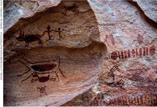 IMAGEM: em uma rocha, representações de grafismos e de figuras humanas caçando animais. FIM DA IMAGEM.