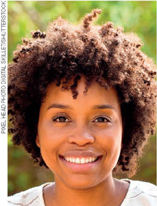 IMAGEM: rosto de uma mulher negra com cabelo curto. ela sorri para uma foto. FIM DA IMAGEM.