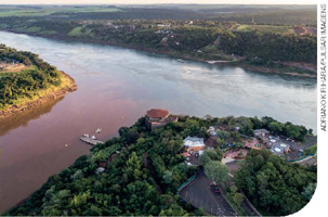 IMAGEM: fotografia aérea do encontro dos rios iguaçu e paraná. FIM DA IMAGEM.