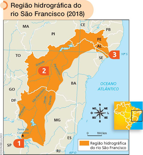 IMAGEM: destaque em um trecho do mapa do brasil em 2018, entre as regiões nordeste e sudeste. à direita, o oceano atlântico. está demarcada a região hidrográfica do rio são francisco. o destaque possui a numeração, de 1 a 3, de trechos que compreendem partes desse rio. o número 1 está próximo à serra da canastra, ao sul do estado de minas gerais. o número 2 está no estado da bahia, onde o são francisco recebe as águas dos rios grande e paramirim. o número 3 está inscrito sobre a região litorânea dos estados de alagoas e sergipe, onde termina o trajeto do rio são francisco. FIM DA IMAGEM.