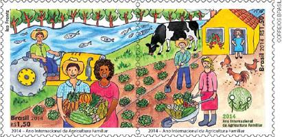 IMAGEM: a ilustração em um selo postal de 2014 mostra uma paisagem rural diversificada. ao fundo, há árvores, um rio com peixes, uma vaca pastando e uma mulher em frente a uma casa pequena. ao centro, um homem está sentado em um trator, um lavrador cultiva hortaliças e três galinhas se alimentam em um terreiro. à frente, um homem e uma mulher sorriem e mostram um cesto de hortaliças. à direita deles, uma mulher segura um carrinho de mão cheio de vegetais. FIM DA IMAGEM.