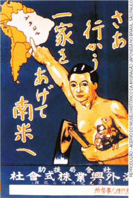 IMAGEM: um cartaz ilustra um homem com feições orientais que aponta para um desenho da américa do sul, onde está destacado o brasil. ele segura uma ferramenta em uma das mãos. apoiadas sobre seu braço, pequenas figuras simbólicas japonesas, como uma bandeira do japão. frases em letras japonesas inscritas em todo o cartaz. FIM DA IMAGEM.