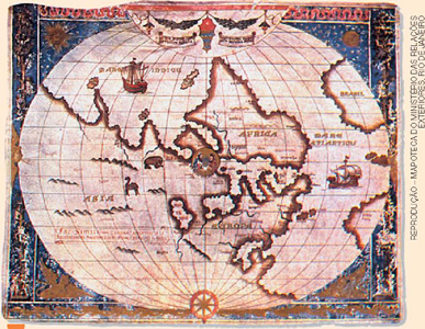 IMAGEM: um mapa do ano de 1512 representa os continentes em disposição e proporção diferente da que se conhece atualmente. a ásia, à esquerda e abaixo, corresponde a quase toda a proporção de terra não submersa representada nesse mapa. há um camelo e um elefante desenhados nesse território. a europa está ao centro e abaixo. a áfrica também está ao centro, porém acima da europa e quase do mesmo tamanho que ela. à direita, após o mar atlântico, a representação de uma parte do brasil. abaixo do brasil, em outro continente, está escrito índia nova. uma caravela navega entre a ásia e a áfrica e outra entre a europa e a índia nova. FIM DA IMAGEM.