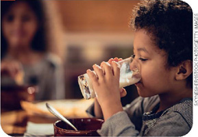 IMAGEM: 2. uma criança bebe um copo de leite. FIM DA IMAGEM.