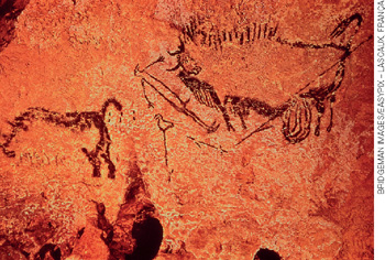IMAGEM: pintura antiga feita em uma parede de pedra, nela é ilustrado um homem pré-histórico próximo de dois grandes animais. FIM DA IMAGEM.