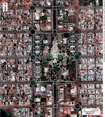 IMAGEM: registro aéreo de um bairro com quarteirões em forma de retângulos e quadrados perfeitos. FIM DA IMAGEM.