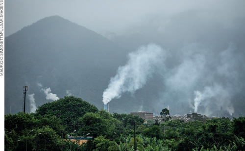 IMAGEM: paisagem com algumas chaminés de indústrias liberando fumaça no ar. FIM DA IMAGEM.