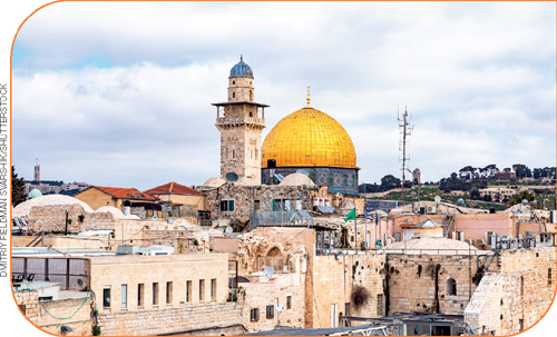 IMAGEM: registro da cidade de jerusalém, algumas construções antigas feitas de pedra e prédios altos com cúpulas, compõem os arredores. FIM DA IMAGEM.