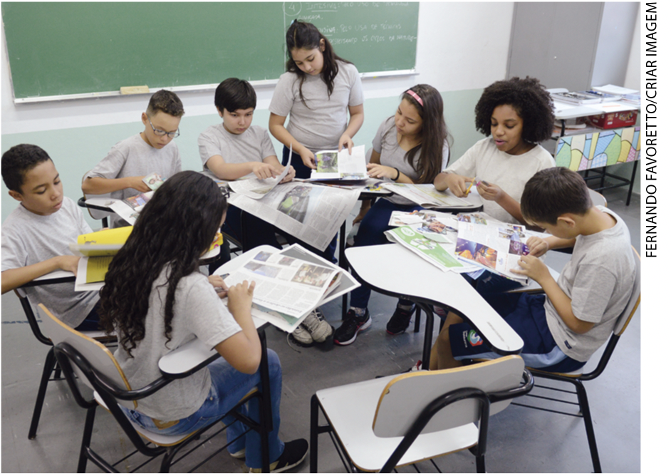 IMAGEM: em uma sala de aula, alguns alunos estão sentados em círculo formando um grupo de estudos. FIM DA IMAGEM.
