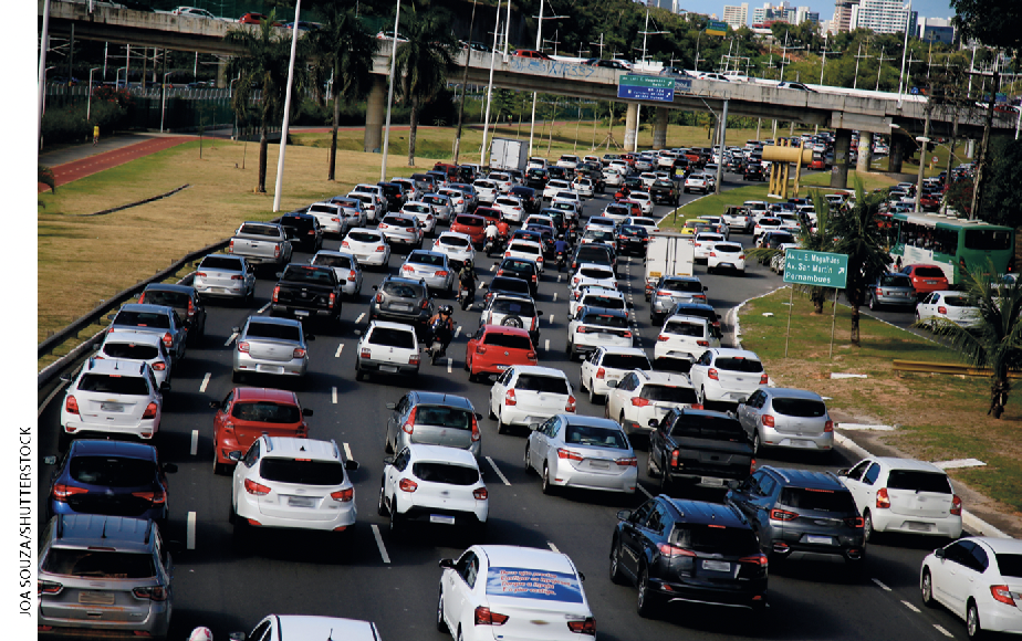 IMAGEM: avenida na cidade de salvador com um intenso tráfego de veículos. eles estão enfileirados em um congestionamento extenso. FIM DA IMAGEM.