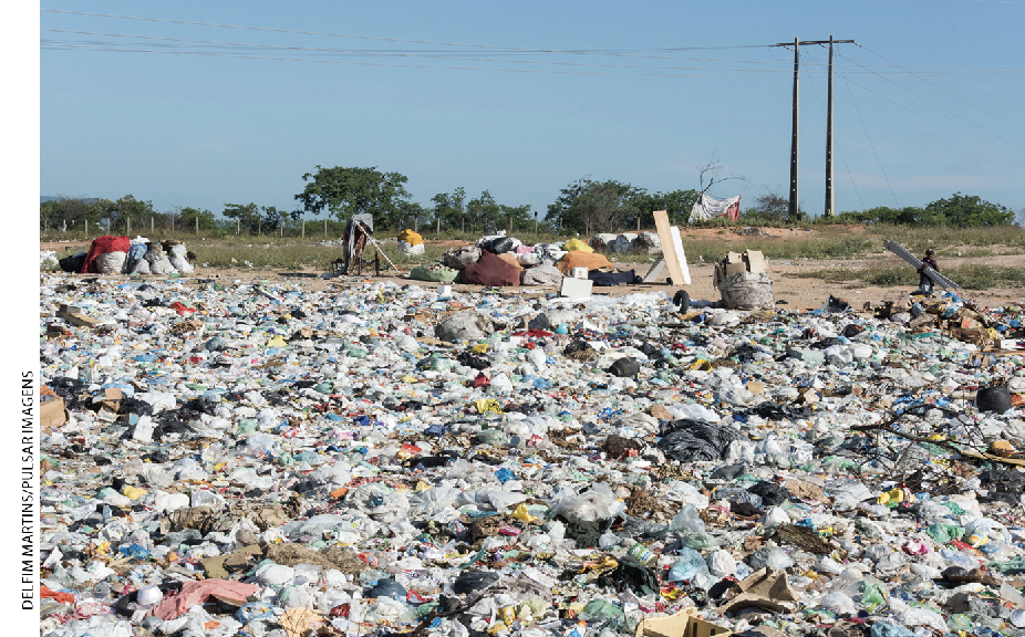 IMAGEM: terreno na cidade de pombal com um grande acúmulo de lixo em seu solo. FIM DA IMAGEM.