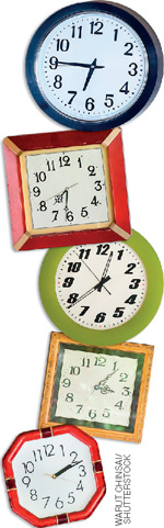 IMAGEM: relógios em formatos arredondados e quadrados, neles marcam diversas horas em seus ponteiros. FIM DA IMAGEM.