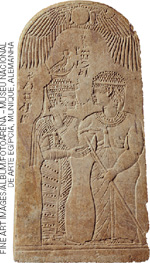 IMAGEM: pedra antiga com a ilustração esculpida de duas mulheres dando um aperto de mão. FIM DA IMAGEM.