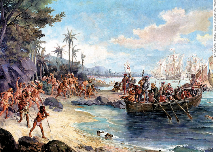 IMAGEM: pintura que ilustra um grupo de pessoas de tribos indígenas em uma praia olhando curiosas em direção ao mar, onde alguns homens estão se aproximando dentro de um barquinho e, atrás deles, há algumas caravelas. FIM DA IMAGEM.