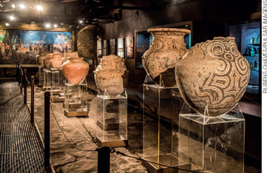 IMAGEM: vasos antigos com características do povo marajoara expostos em um museu. eles estão enfileirados sobre mesinhas de vidro. FIM DA IMAGEM.