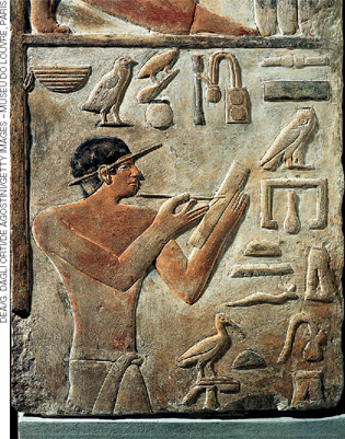 IMAGEM: homem ilustrado em uma superfície de pedra. ele segura um papiro em uma das mãos e, com a outra, escreve algo nele. ao redor, há inúmeros símbolos em formas geométricas e de animais. FIM DA IMAGEM.