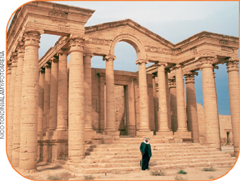 IMAGEM: construção antiga com inúmeras colunas, uma escada em linhas retas e uma fachada em forma triangular. FIM DA IMAGEM.