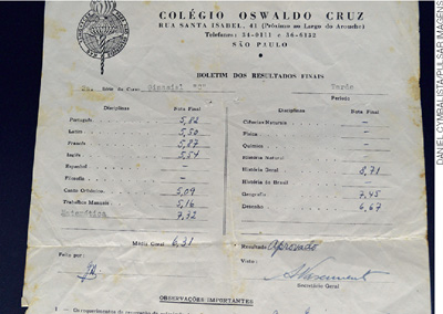 IMAGEM: fotografia de um boletim do ano de 1955, do colégio oswaldo cruz. . FIM DA IMAGEM.