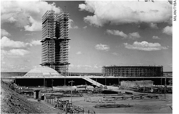 IMAGEM: fotografia antiga mostrando um prédio em construção. FIM DA IMAGEM.