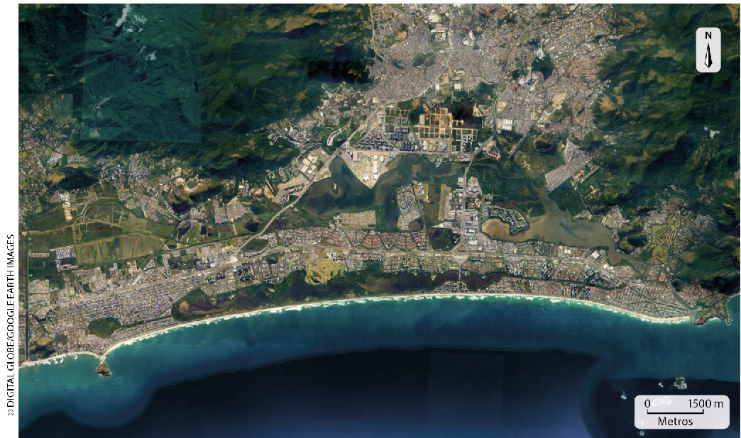 IMAGEM: registro de satélite do bairro da barra da tijuca em 2021, a área urbana é mais abundante cresceu tomando lugar das propriedades ruais existirem no mesmo local anos atrás. FIM DA IMAGEM.