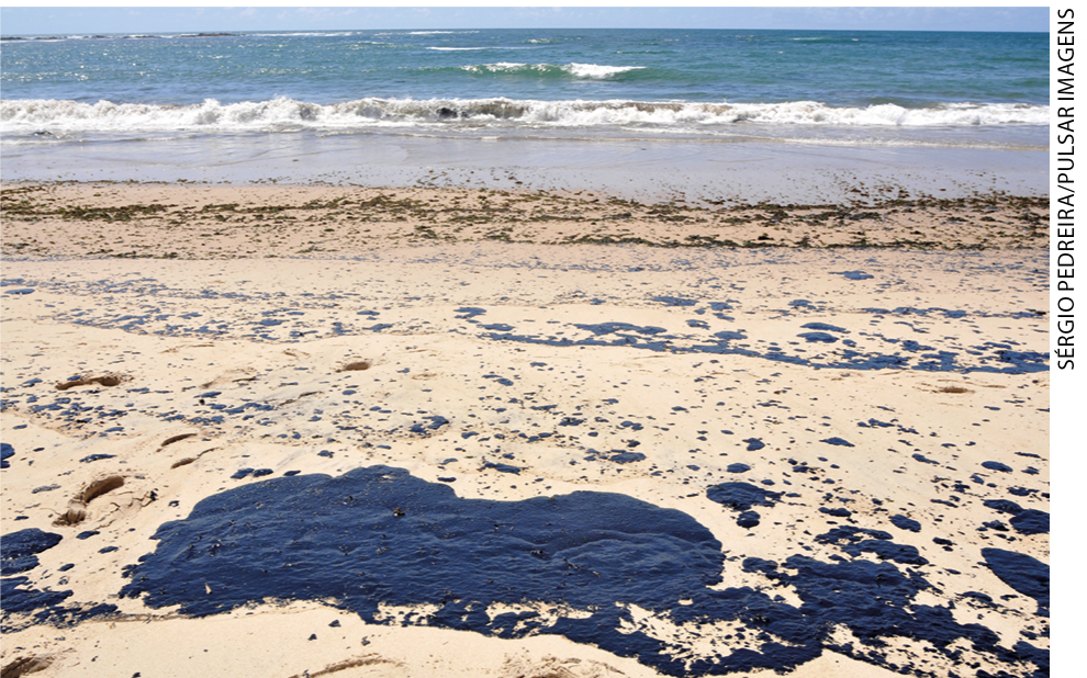 IMAGEM: óleo poluindo as areias de uma praia na bahia. FIM DA IMAGEM.