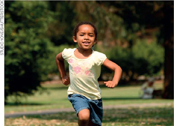 IMAGEM: uma menina corre em um parque. FIM DA IMAGEM.