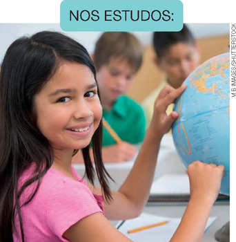 IMAGEM: uma menina em uma sala de aula apontando para um país em um globo terrestre giratório. FIM DA IMAGEM.
