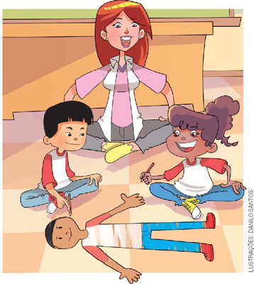 IMAGEM: a professora observa as crianças desenharem e pintarem o desenho do corpo, que está recortado no chão. FIM DA IMAGEM.