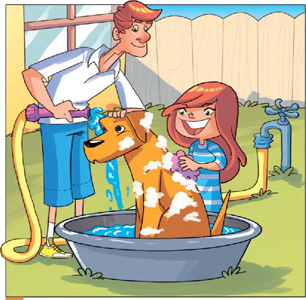 IMAGEM: pai e filha dá banho de mangueira no cachorro de estimação em um grande balde no quintal. FIM DA IMAGEM.